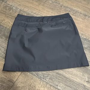 Nike Skirt/Skort in Dark Grey Size 4  Like “New”  In  Great Condition